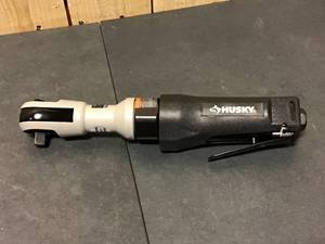 lot 41 image: Husky 50 ft.lbs. 38 in. Ratchet Wrench Open box