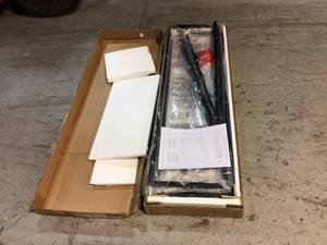 lot 44 image: Walker Edison 42 Open Box Entry Table - Faux White MarbleBlack Open box
