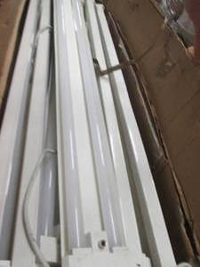 box of 4 foot plug in shop lights u...