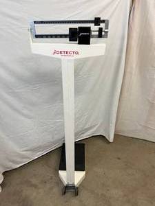lot 8 image: MSRP $300 DETECTO DOCTORS MEDICAL BALANCE BEAM SCALE 400lb CAPACITY - GREAT CONDITION - NO HEIGHT ROD