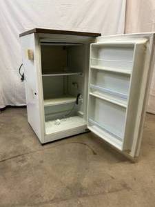 lot 9 image: AVANTI UNDERCOUNTER MEDICAL GRADE FREEZER WITH INSIDE TEMPERATURE PROBE - GREAT WORKING CONDITION
