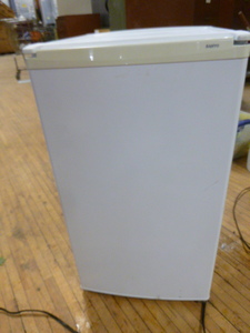 lot 117 image: Sanyo Mini Refrigerator