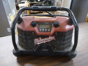 lot 68 image: Milwaukee Heavy Duty Job Site Radio