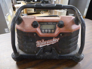 lot 69 image: Milwaukee Heavy Duty Job Site Radio