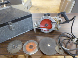 lot 76 image: Black & Decker 7 14 Worm Drive Saw