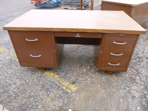 lot 9 image: Metal Desk