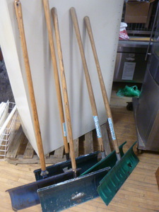 lot 152 image: 5 Shovels