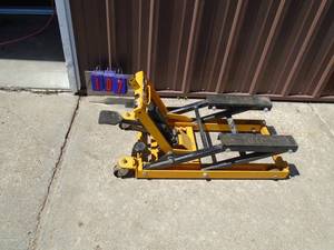 Older Harbor Freight atvmotorcylce lift. Tested & works. As shown.