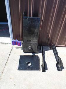 Assorted trailer hitch parts. As shown. Looks nearly new. Has 53 on square plate.