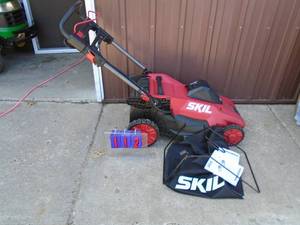Skil 40 volt cordless lawn mower with bagger. Looks almost new. No battery or charger. Unable to fully test. As shown.
