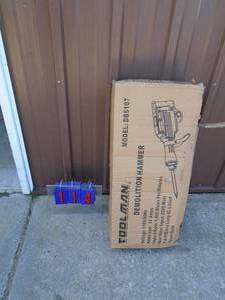 New Toolman 110 volt demolition hammer with tools. Was a trade show display. As shown. THIS ITEM HAS A RESERVE.