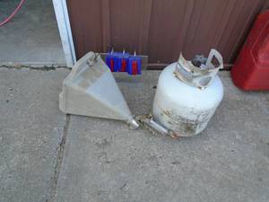 20 lb propane tank & ceiling texture sprayer with extra tips. As shown.