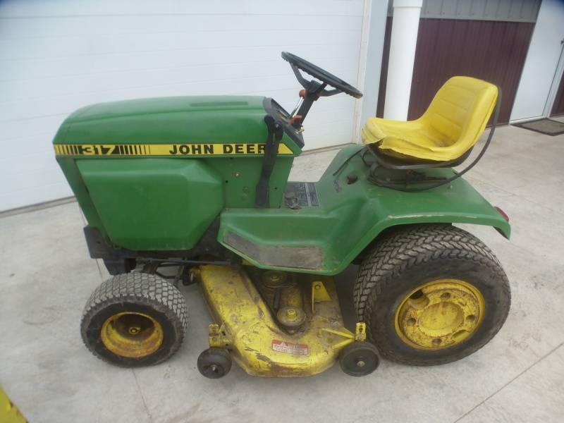 John Deere 317 Lawn Tractor