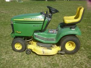 John Deere LX277 Lawn Tractor
