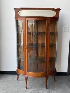 lot 4 image: Curved Glass Curio Cabinet