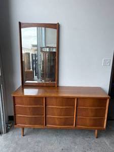 lot 5 image: Mid Century Bassett Furniture Dresser with Mirror