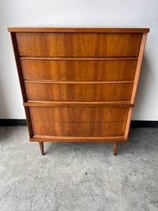 lot 6 image: Mid Century Bassett Furniture Dresser