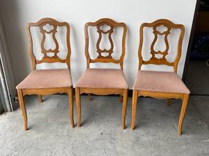 lot 8 image: Set of 4 Vintage Wood Dining Room Chairs