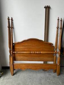 lot 11 image: Mid Century Bassett Furniture 4 Post Bed Frame