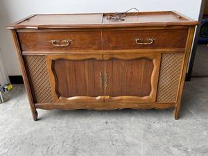 lot 12 image: Magnavox Stereophonic High Fidelity