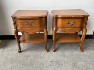 lot 14 image: Mid Century Bassett Furniture Nightstands