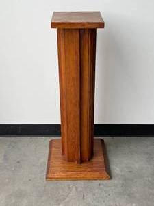 lot 22 image: Mid Century Pedestal Stand