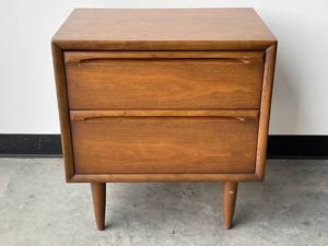 lot 25 image: Mid Century Nightstand
