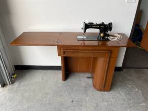 lot 26 image: Vintage Singer Sewing Machine and Art Deco Cabinet