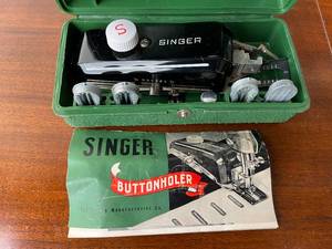 lot 27 image: Vintage Singer Buttonholer