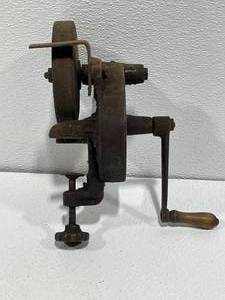 lot 44 image: Vintage Bench Mount Hand Crank Grinder