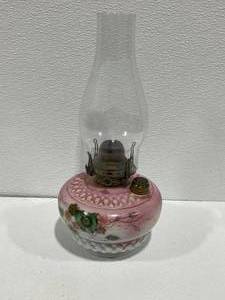 lot 46 image: Vintage Glass Oil Lamp