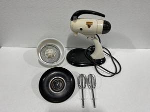lot 48 image: Vintage Sunbeam Mixmaster with Juicer