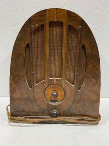 lot 81 image: Philco Cathedral Style Radio