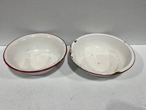 lot 106 image: Vintage Porcelain Enamel Bowls