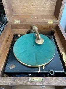 lot 119 image: Edison Disc Phonograph