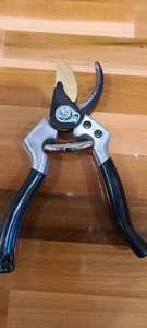 lot 142 image: Fiskars 3 Pruner