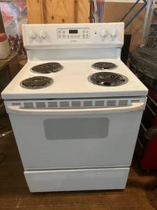 lot 15 image: Hotpoint Electric Stove