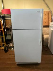 lot 16 image: Crosley Refrigerator