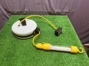 lot 85 image: Retractable Shop Light