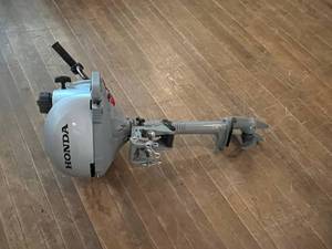 lot 10 image: Honda 2.3 Outboard Motor