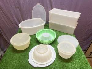 lot 60 image: Vintage Tupperware