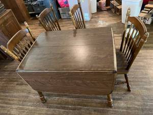 lot 25 image: Drop Leave Dinning Table with 4 Chairs & 2 Leaves
