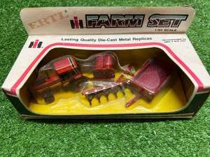 lot 117 image: Ertl IH Farm Set 164 Scale