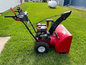 lot 4 image: Craftsman 26 Snowblower with Electric Start