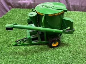 lot 29 image: John Deere Implement