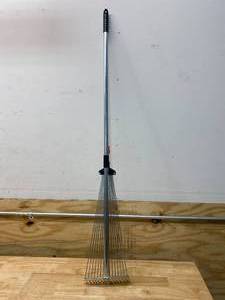 lot 60 image: Collapsible Rake