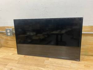 lot 75 image: VIZIO 32 Class HD (720P) LED TV (D32hn-E4)