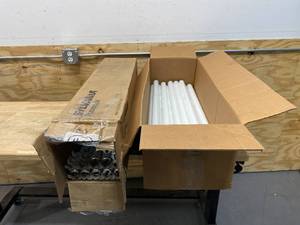 lot 103 image: SYLVANIA Lot of Light Bulbs (4 foot)