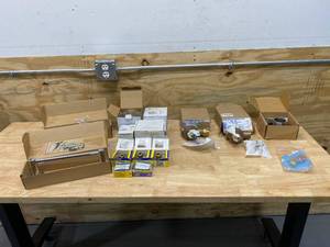lot 121 image: Lot of PlumbingBathroom Accessories