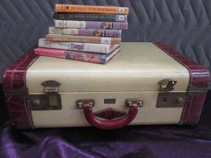 VINTAGE SINGER SUITCASE  VINTAGE BOOKS